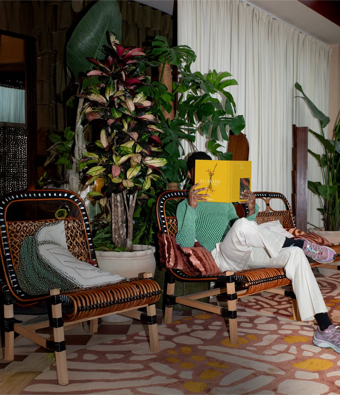 Zinnober — a couple in a plant-filled room